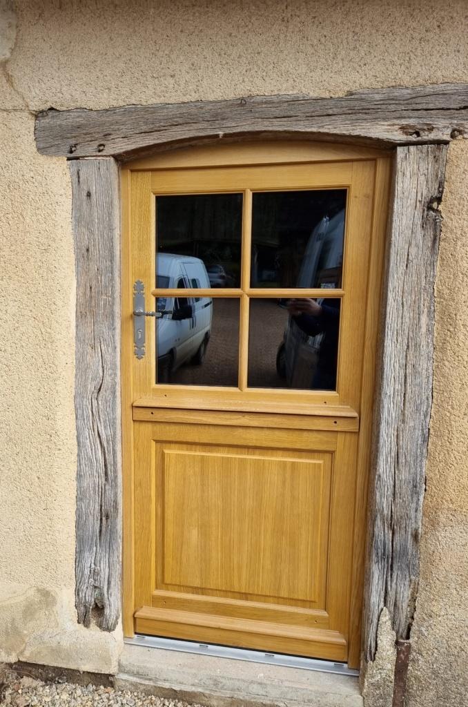 Porte d'entrée installée par votre menuisier de chez ÉDIFICE PLUS Agencement