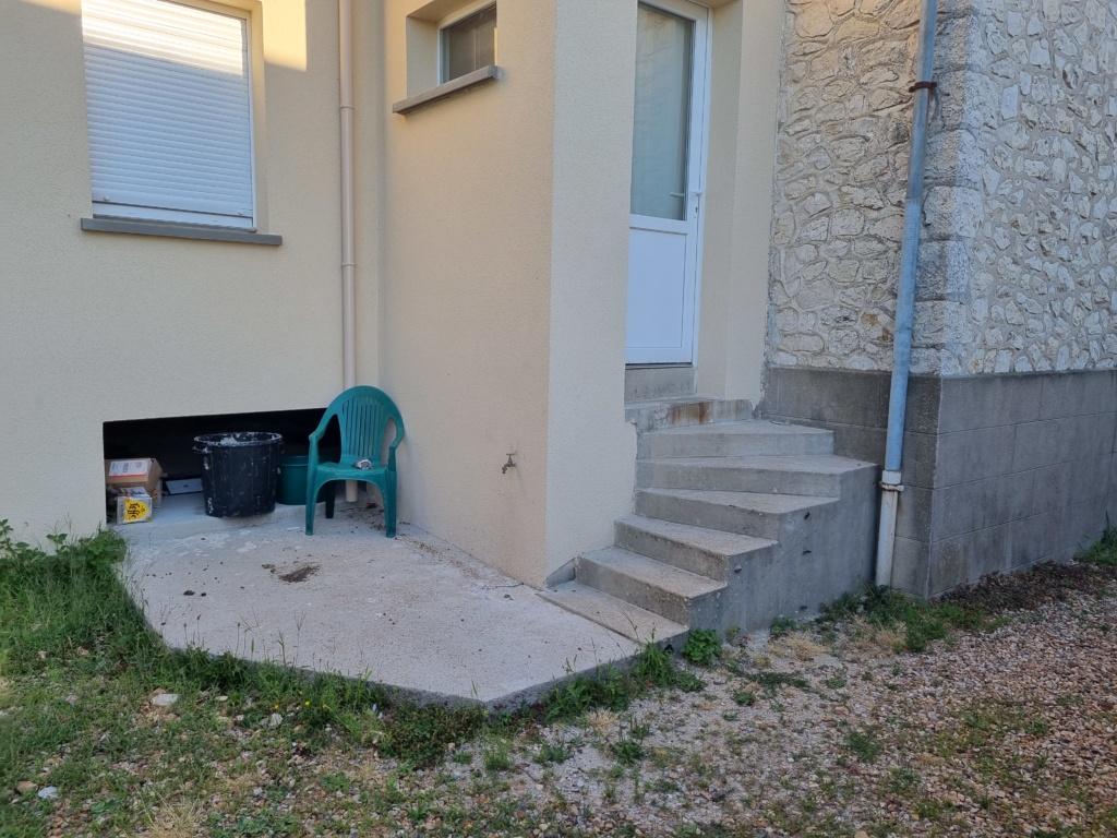 escalier extérieur avant installation d'une rampe d'escalier