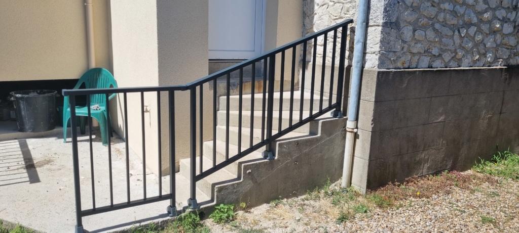 Menuiserie extérieure, pose d'une rampe d'escalier extérieur par ÉDIFICE PLUS Agencement
