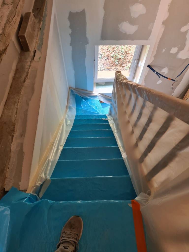 Réalisation ÉDIFICE PLUS Agencement -photo vue de haut d'un escalier en hêtre