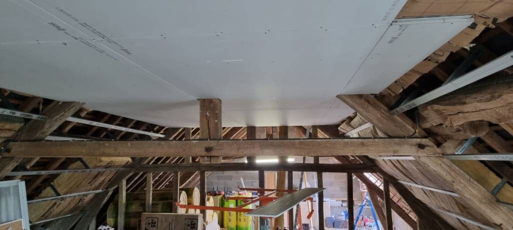 plafond isolé par Édifice Plus Agencement. chantier isolation en cours