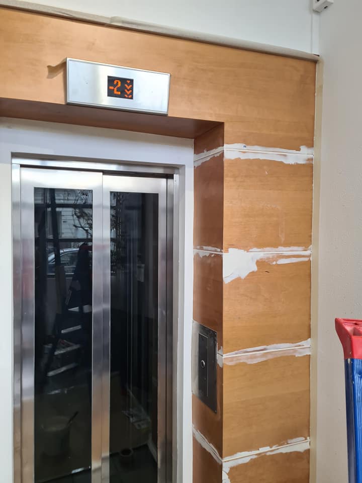 Habillage d'un ascenseur en panneaux de PVC - ÉDIFICE PLUS Agencement