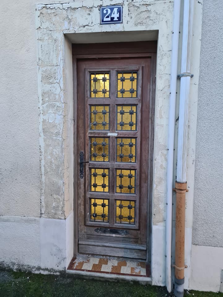 Remplacement d'une porte en bois par une en PVC - ÉDIFICE PLUS Agencement
