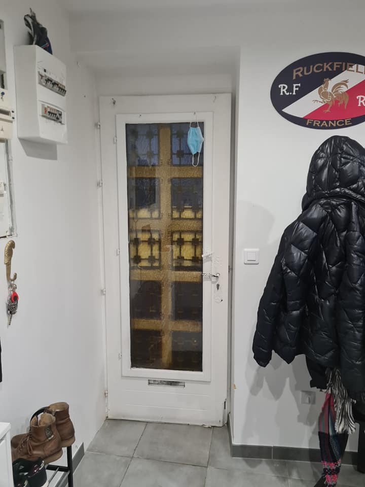 Remplacement d'une porte en bois par une en PVC - ÉDIFICE PLUS Agencement