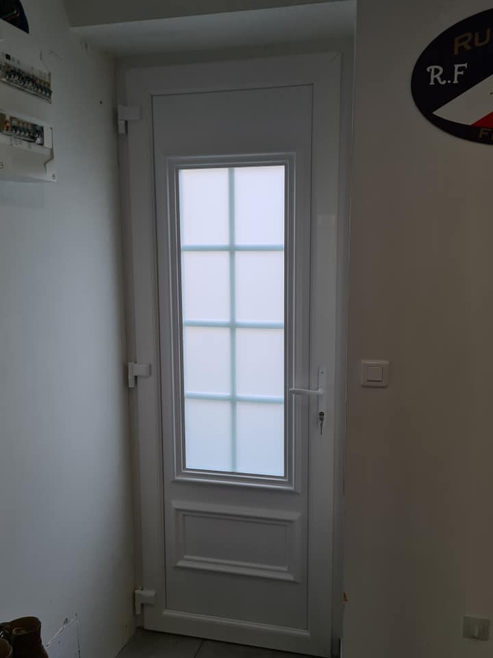 Remplacement d'une porte en bois par une en PVC - ÉDIFICE PLUS Agencement