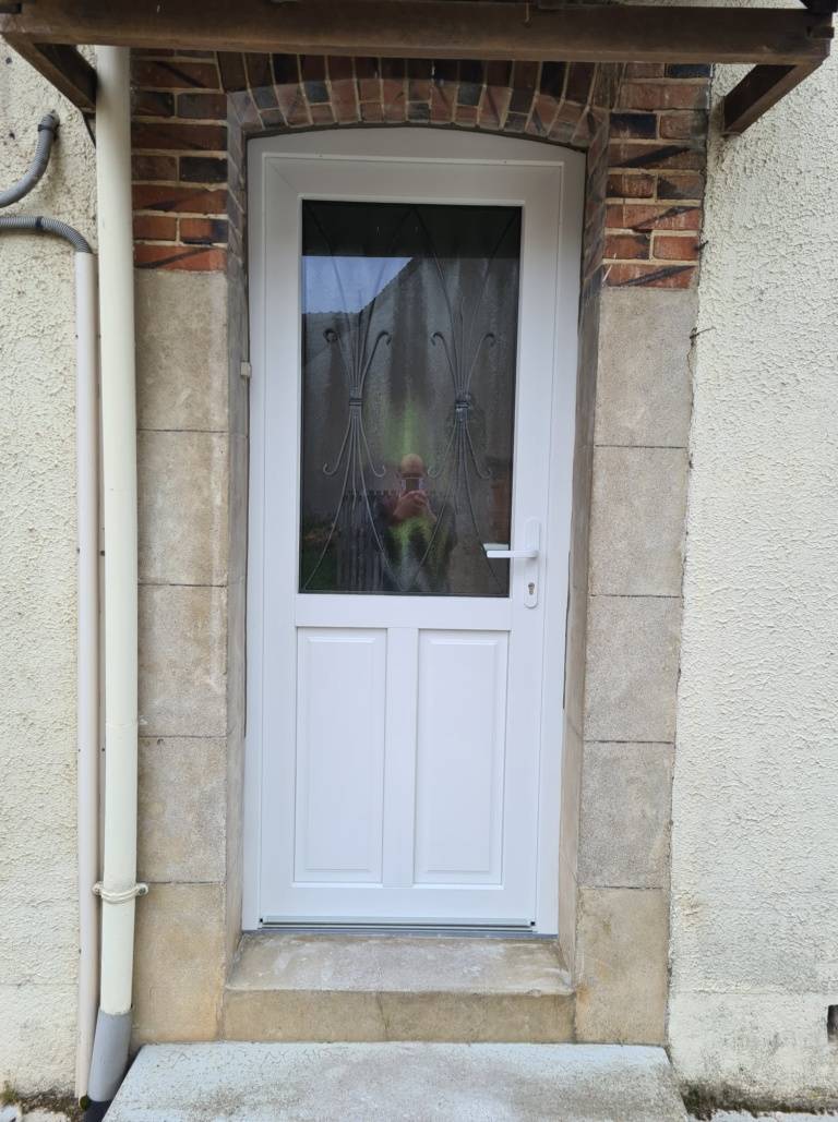 Pose d'une porte PVC avec grille intégrée - ÉDIFICE PLUS Agencement